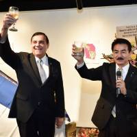 Nicaraguan Ambassador Saul Arana Castellon (left) leads a toast with Masahisa Sato, senior vice minister for foreign affairs, during a reception to celebrate Nicaragua\'s national day at Instituto Cervantes in Tokyo on Sept. 14. | YOSHIAKI MIURA