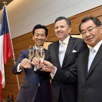Chilean Ambassador Gustavo Ayares (center) joins Mitsunari Okamoto, parliamentary vice foreign minister (left), and Ryu Shionoya, president of the Japan-Chile Parliamentary Friendship League, during a reception to celebrate the 207th anniversary of Chile\'s independence at International House of Japan in Tokyo on Sept. 20. | YOSHIAKI MIURA