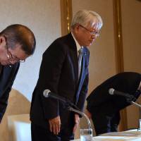 Kobe Steel Chairman and President Hiroya Kawasaki (center) and other company executives bow in apology over a widening scandal involving its products during a news conference in Tokyo on Friday. | SATOKO KAWASAKI