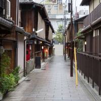 Kyoto and other popular tourist destinations are considering their own rules for minpaku services. | ISTOCK