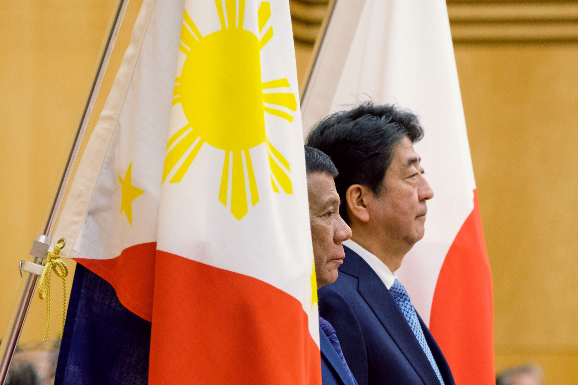 Visiting Philippine President Rodrigo Duterte and Prime Minister Shinzo Abe review an honor guard during a welcome ceremony at Abe's official residence in Tokyo on Monday. | REUTERS