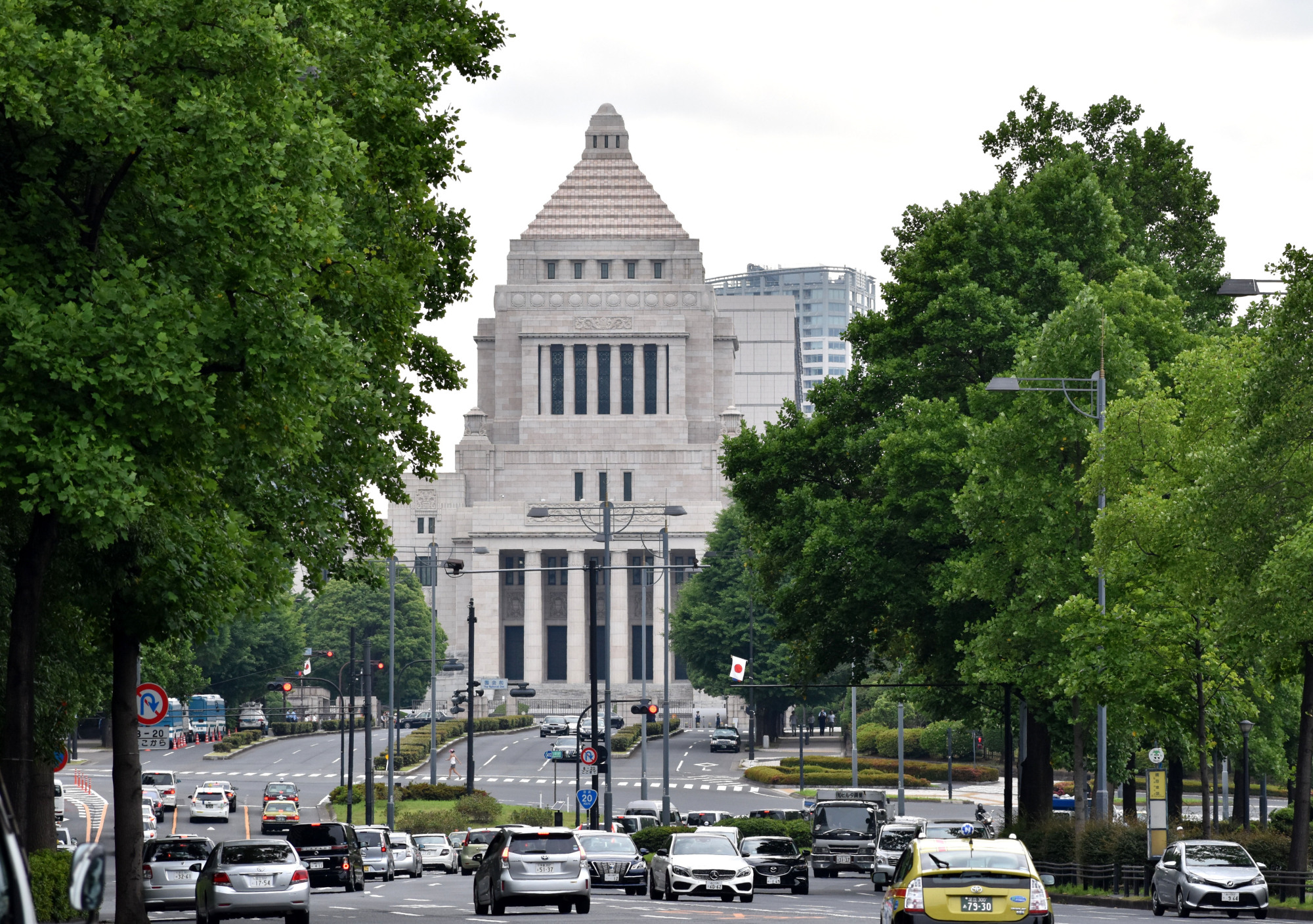 The Diet building is seen in Tokyo's Nagatacho district. The scandal involving Diet member Mayuko Toyota over her alleged abuse of her secretary has put a spotlight on the work of Diet secretaries. | SATOKO KAWASAKI