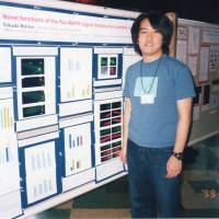 Takaaki Hirotsu makes a presentation about his nematode research at an academic conference in the United States in 1999. | COURTESY OF TAKAAKI HIROTSU