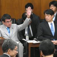 Defense Minister Itsunori Onodera (right) and Foreign Minister Taro Kono attend a Diet session focsued on security issues on Aug. 30. KYODO | REUTERS