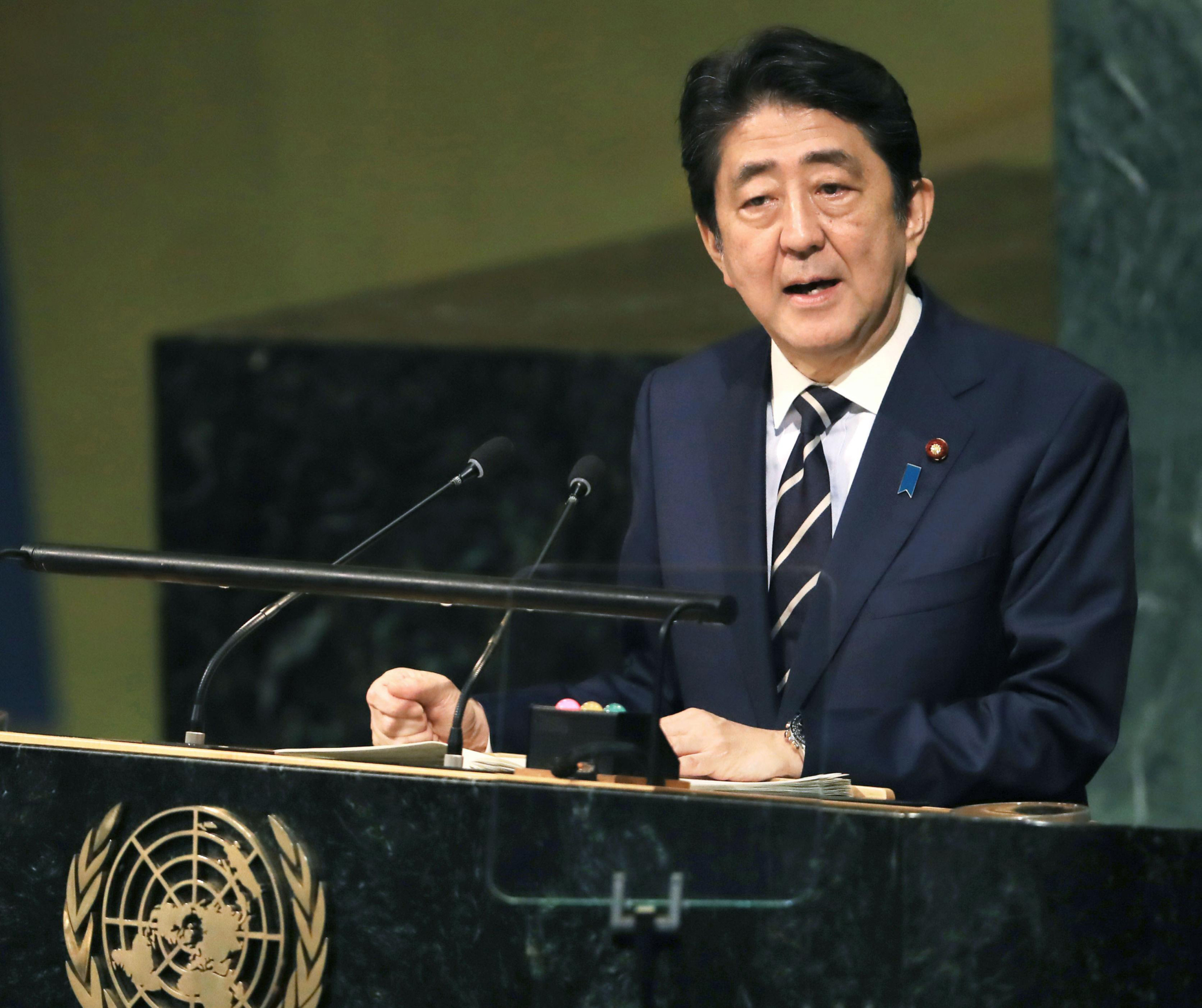 Prime Minister Shinzo Abe delivers a speech at the U.N. General Assembly in New York on Sept. 20. A draft anti-nuclear resolution recently proposed by the Abe government to the general assembly was dramatically watered down under diplomatic pressure from the United States, government sources have revealed.  kyodo | REUTERS