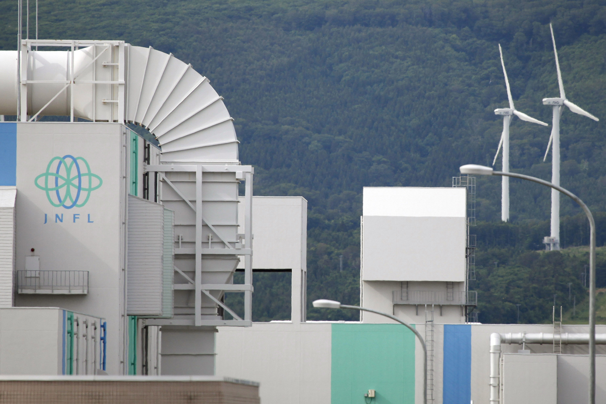 Japan Nuclear Fuel Ltd.'s Rokkasho reprocessing plant in Rokkasho Village, Aomori Prefecture, allegedly violated safety rules for over a decade. | BLOOMBERG
