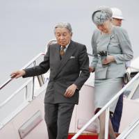 Emperor Akihito and Empress Michiko arrive at Haneda airport on Oct. 1 after their visit to Ehime Prefecture. | KYODO