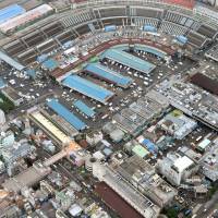 ﷯The Tokyo Metropolitan Government has decided that the operations of the Tsukiji fish market will be moved to the new Toyosu facility between September and October 2018. | KYODO