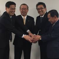 Takaaki Hirotsu, CEO of Hirotsu Bio Science (second from right), poses with Shinkin Capital President Kazuo Yamaguchi (far left) and heads of two regional Shinkin banks in Tokyo on Thursday. | TOMOKO OTAKE