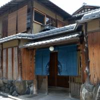 No ragamuffins: The Nineizaka Starbucks and its doorman in Kyoto is a popular spot among kimono-clad tourists. | J.J. O\'DONOGHUE