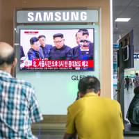 People in Seoul Station watch a news broadcast on North Korea\'s Sept. 3 nuclear test. | BLOOMBERG