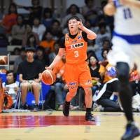 Niigata Albirex BB point guard Shunki Hatakeyma directs his team\'s offense in the second quarter against the visiting Shimane Susanoo Magic on Sunday. Niigata won 87-55 to improve to 2-0 in the new season. | B. LEAGUE