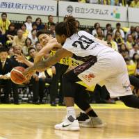 NeoPhoenix swingman Cartier Martin plays tenacious defense against Sunrockers guard Tomoya Hasegawa during Sunday\'s game at Aoyama Gakuin Memorial Hall. San-en defeated Shibuya 64-54. | B. LEAGUE