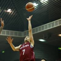 The Brave Thunders\' Ryusei Shinoyama takes a first-quarter shot during Friday\'s game against the Sunrockers at Todoroki Arena. Kawasaki edged Shibuya 85-83. | B. LEAGUE