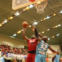 Toyama\'s Dexter Pittman, a former NBA center, puts up a shot in the fourth quarter as Kyoto\'s Julian Mavunga defends. The Grouses defeated the visiting Hannaryz 93-92. | B. LEAGUE