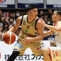 The Golden Kings\' Shota Tsuyama drives on the Jets\' Yuki Togashi in the fourth quarter on Friday night in Okinawa City. Chiba defeated Ryukyu 72-61. | B. LEAGUE