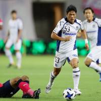 Gamba Osaka\'s Shuhei Akasaki runs with the ball during his team\'s 2-2 draw with Cerezo Osaka in their J. League Cup semifinal, first leg on Wednesday. | KYODO