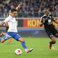 Gent\'s Yuya Kubo prepares to shoot during Tuesday\'s Belgian league game against Eupen. | KYODO