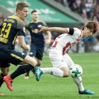 Yuya Osako controls the ball during Cologne\'s game against RB Leipzig on Sunday. | KYODO