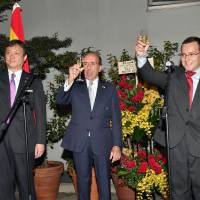 Spanish Ambasador Gonzalo de Benito (center) thanks guests in a toast with Iwao Horii (left), parliamentary vice-minister of the Foreign Ministry, and Carlos Ramos, director of the Spanish Chamber of Commerce in Japan, during a reception to celebrate Spain\'s national day at the embassy on Oct. 12. | YOSHIAKI MIURA