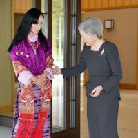 Empress Michiko greets Sonam Dechan Wangchuck, the younger sister of Bhutan\'s King Jigme Khesar Namgyal Wangchuck, upon her visit to the Imperial Palace on Tuesday. She is currently in Japan at the invitation of Kyoto University. | POOL/ VIA KYODO
