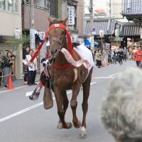 A horse makes a break for it during a yabusame (horseback archery) ritual at Osaka Tenmangu Shrine in the city of Osaka on Wednesday in this photo uploaded to Twitter. While no one was injured, a priest was thrown off the horse when it suddenly ran off. It was captured by police after sprinting for about 600 meters past nearly 400 spectators. | KYODO