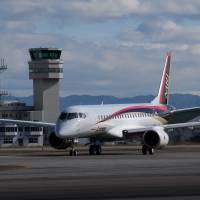 A Mitsubishi Regional Jet touches down at Nagoya Airport in Aichi Prefecture in 2015. | BLOOMBERG