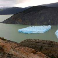A handout picture released by Chile\'s National Forest Corporation (CONAF) shows the Grey Glacier detachment in the Torres del Paine National Park in Punta Arenas, Chile, on Tuesday. | CONAF / HO / VIA AFP-JIJI