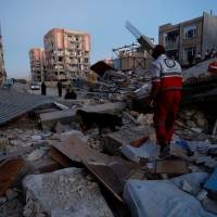 Rescue personnel conduct hunt for survivors following a 7.3-magnitude earthquake at Sarpol-e Zahab in Iran\'s Kermanshah province on Monday. | AFP-JIJI