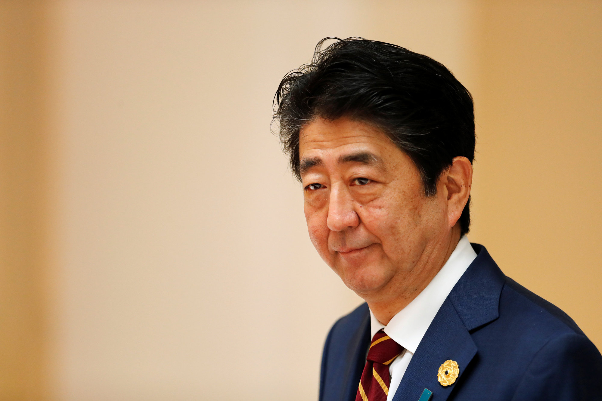 Prime Minister Shinzo Abe appears in Danang, Vietnam, on Saturday. On Sunday he met with James Soong, Taiwan's special envoy to the Asia-Pacific Economic Cooperation leaders' meeting. | REUTERS