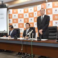 Shimane University President Yasunao Hattori (second from right) discusses a project to develop a dementia diagnosis system that uses artificial intelligence, at a news conference in Matsue, Shimane Prefecture, on Monday. | KYODO