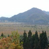 The Akaiyachi wetland is seen on Oct. 28 from Mount Okubo in Aizuwakamatsu, Fukushima Prefecture. The marsh is a habitat for subarctic plants such as sphagnum moss. | FUKUSHIMA MINPO