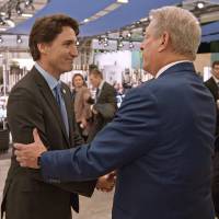 Making connections: Former U.S. Vice President Al Gore meets Canadian Prime Minister Justin Trudeau at the U.N. Climate Conference in Paris. | © 2017 PARAMOUNT PICTURES. ALL RIGHTS RESERVED.