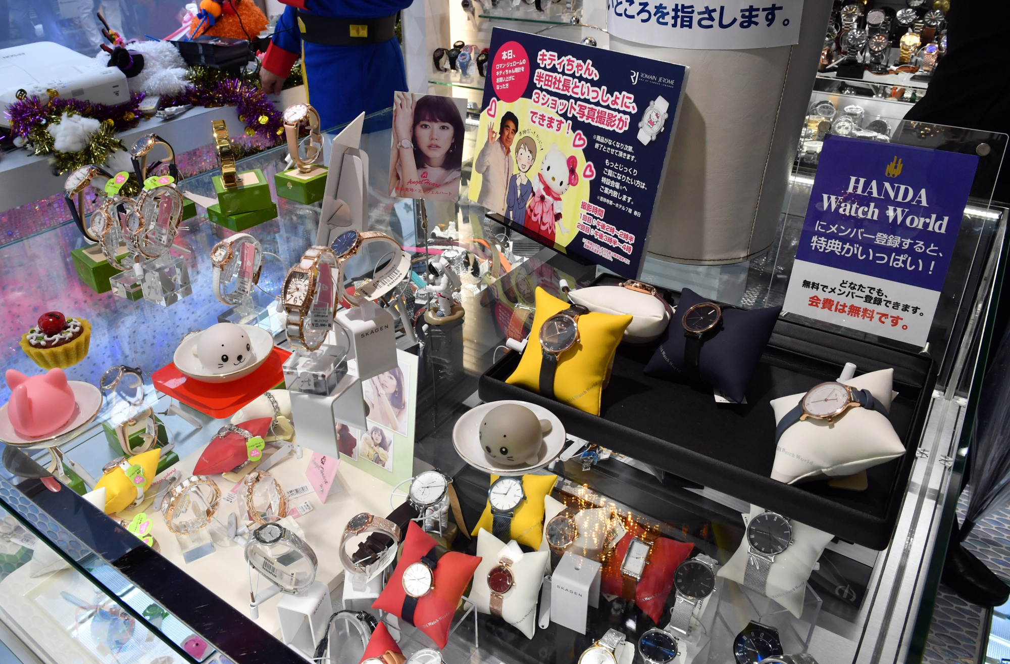 Watches displayed in the shop | YOSHIAKI MIURA
