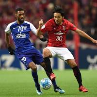 Al Hilal\'s Mohammed Jahfali (left) and Urawa\'s Shinzo Koroki vie for the ball during the second leg of the Asian Champions League final on Saturday at Saitama Stadium. | AFP-JIJI