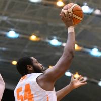 Niigata Albirex BB star Davante Gardner takes a third-quarter shot against the host Toyama Grouses on Saturday. Gardner scored a game-high 24 points in Niigata\'s 95-86 victory. | B. LEAGUE