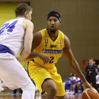 Kagawa Five Arrows forward Reggie Warren has carved out a niche as one of the elite forwards in Japan pro basketball since his first game with the Five Arrows in 2006. | B. LEAGUE