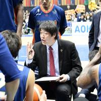 Yokohama B-Corsairs coach Satoru Furuta (center) seeks to lead his team to a pair of victories this weekend. | B. LEAGUE