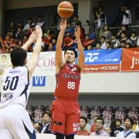 The Volters\' Naruhisa Takamaru attempts a first-half jump shot against the visiting Crane Thunders on Friday night. Kumamoto defeated Gunma 98-78. | B. LEAGUE