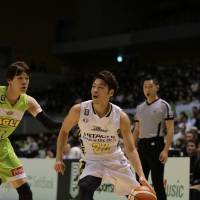 Shibuya\'s Tomoya Hasegawa drives to the basket in first-quarter action on Tuesday in Sapporo. The Sunrockers defeated the Levanga Hokkaido 66-60. | B. LEAGUE