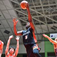Osaka\'s Gyno Pomare shoots a layup in the third quarter on Saturday against San-en in Toyohashi, Aichi Prefecture. The Evessa beat the NeoPhoenix 79-54. | B. LEAGUE
