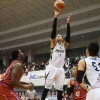 Gunma\'s Thomas Kennedy shoots the ball in the first quarter on Friday against Kumamoto. Kennedy scored a team-high 22 points. | B. LEAGUE