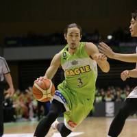 Levanga shooting guard Zen Maki dribbles the ball in the second quarter against the Sunrockers on Tuesday night in Sapporo. | B. LEAGUE
