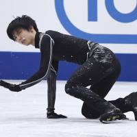 Yuzuru Hanyu injures his right ankle at Osaka Municipal Central Gymnasium on Thursday afternoon. He was making preparations for the NHK Trophy, which starts on Friday. | KYODO