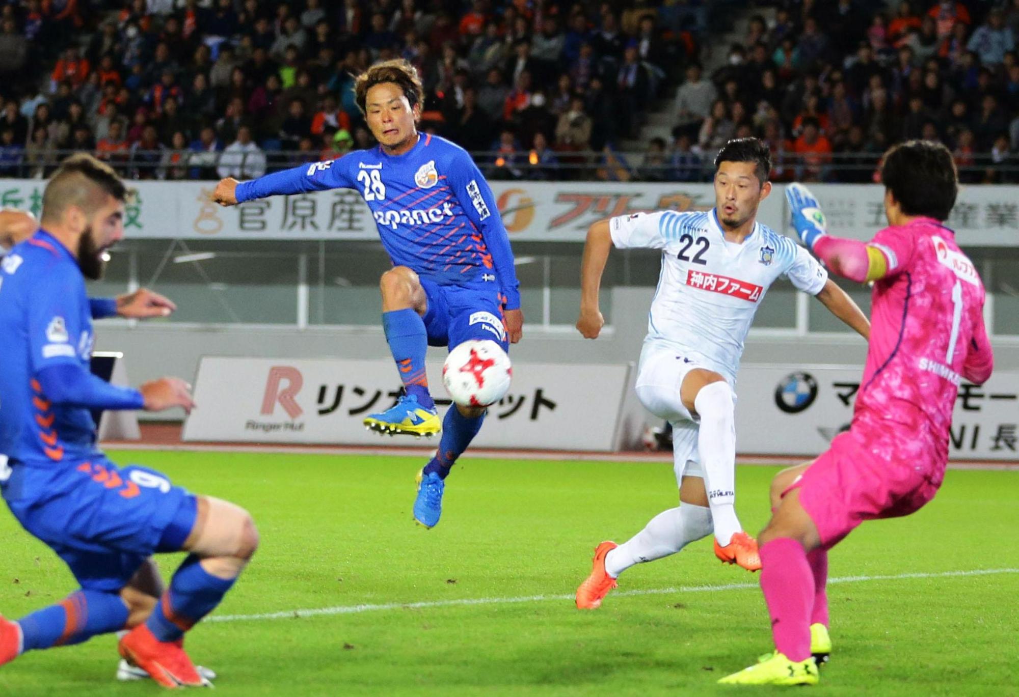 V-Varen Nagasaki's Hijiri Onaga scores his team's third goal in Saturday's match against Katamare Sanuki in Nagasaki. V-Varen won 3-1. | KYODO