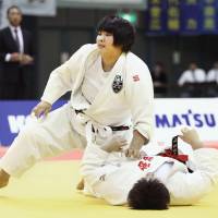 Akari Inoue (left) defeats Akira Sone by ippon in the women\'s over-78 kg final at the Kodokan Cup at Chiba Port Arena on Saturday. | KYODO