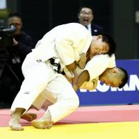 Shoichiro Mukai (left) competes against Taichi Kuhimaru in the final of the men\'s 90 kg competition at the Kodokan Cup in Chiba on Sunday. | KYODO