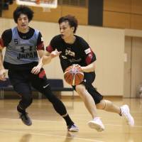 Toyama\'s Naoki Uto (right) currently leads the B. League in assists and is seventh in the scoring chart. | KAZ NAGATSUKA