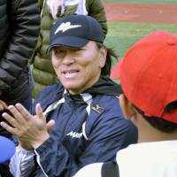 Hideki Matsui takes part in a baseball clinic in New York on Sunday. | KYODO
