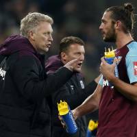 West Ham United manager David Moyes gestures to striker Andy Carroll during their 1-1 draw with Leicester City on Friday in London. | AFP-JIJI